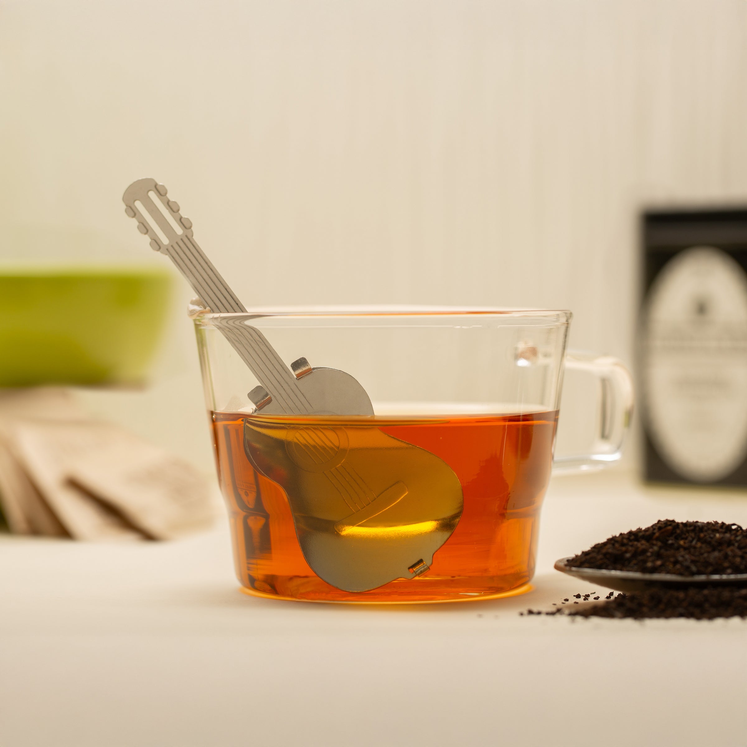 Guitar Tea Infuser – Tee-Ei in Gitarrenform von Kikkerland