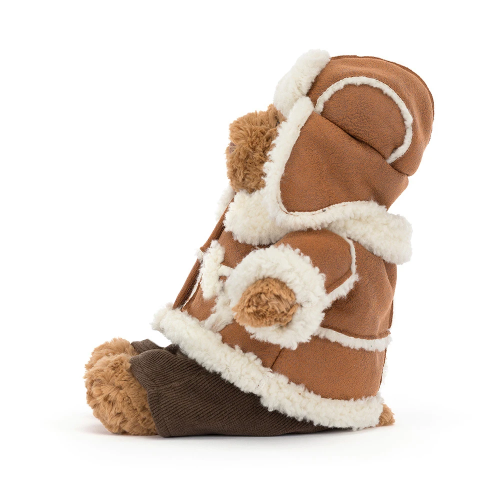 Jellycat Bartholomew Bear Alpine – Detailansicht Wintermütze und gestrickter Pullover