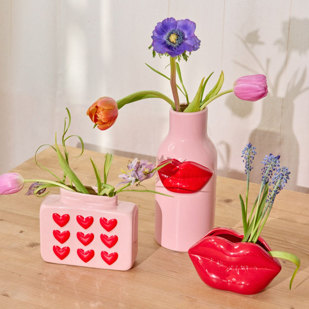 Rosa Keramikvase Rice – Lifestyle auf Tisch mit Blumen