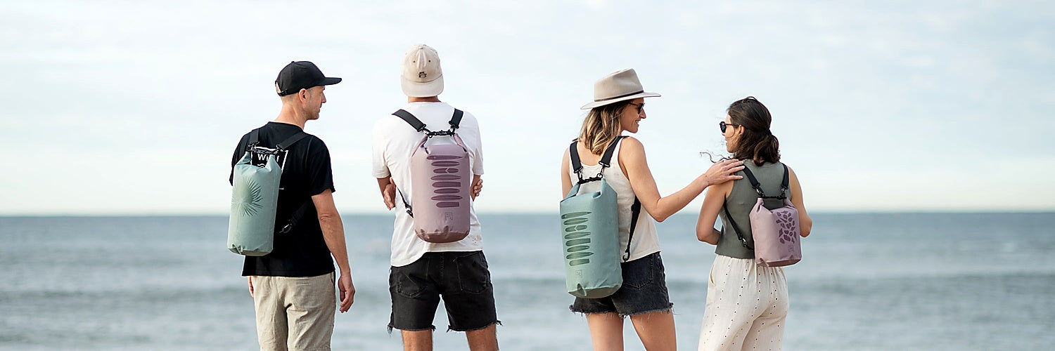 Vier Personen am Strand mit WILI WILI TREE Dry Bags – Aarebags & Dry Bags von Chat Noir Bern