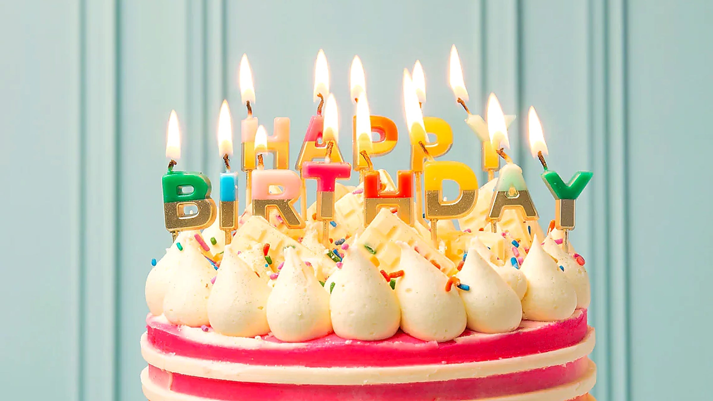 Bunter Geburtstagskuchen mit Happy Birthday Kerzen – Geburtstagsgeschenke bei Chat Noir Bern