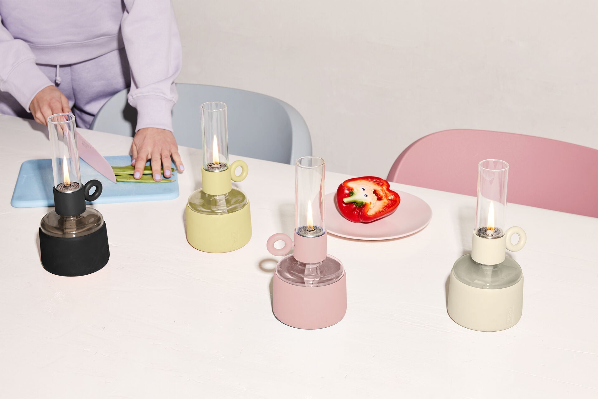 Bunte Öllampen in Schwarz, Grün, Rosa und Grau auf einem Tisch – Kerzen & Licht bei Chat Noir Bern