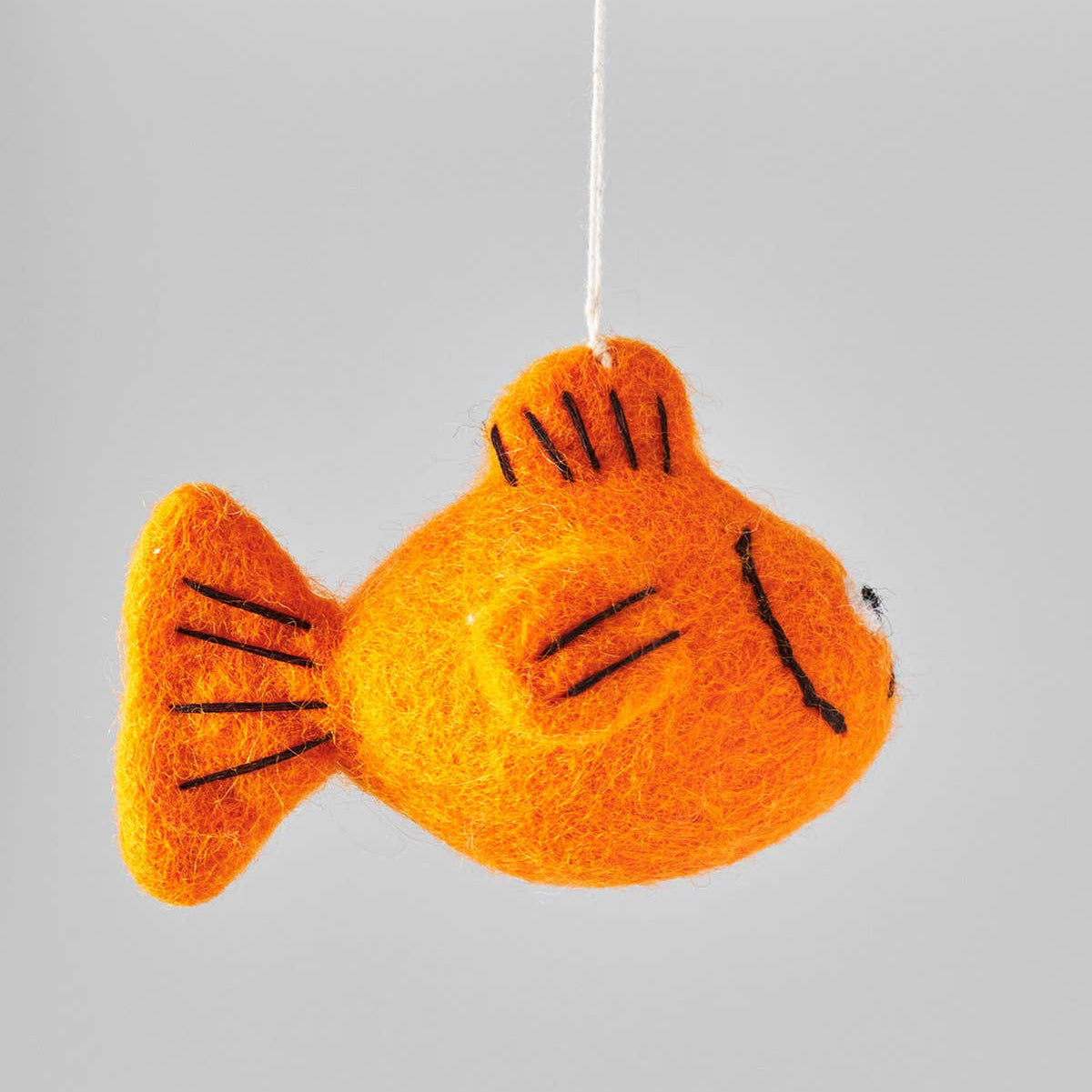 Wrap Goldfisch Filzanhänger – Detailansicht am Weihnachtsbaum