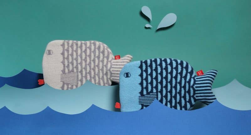 Donna Wilson Finn Bettflasche – Detailansicht Blau und Orange beide Farben