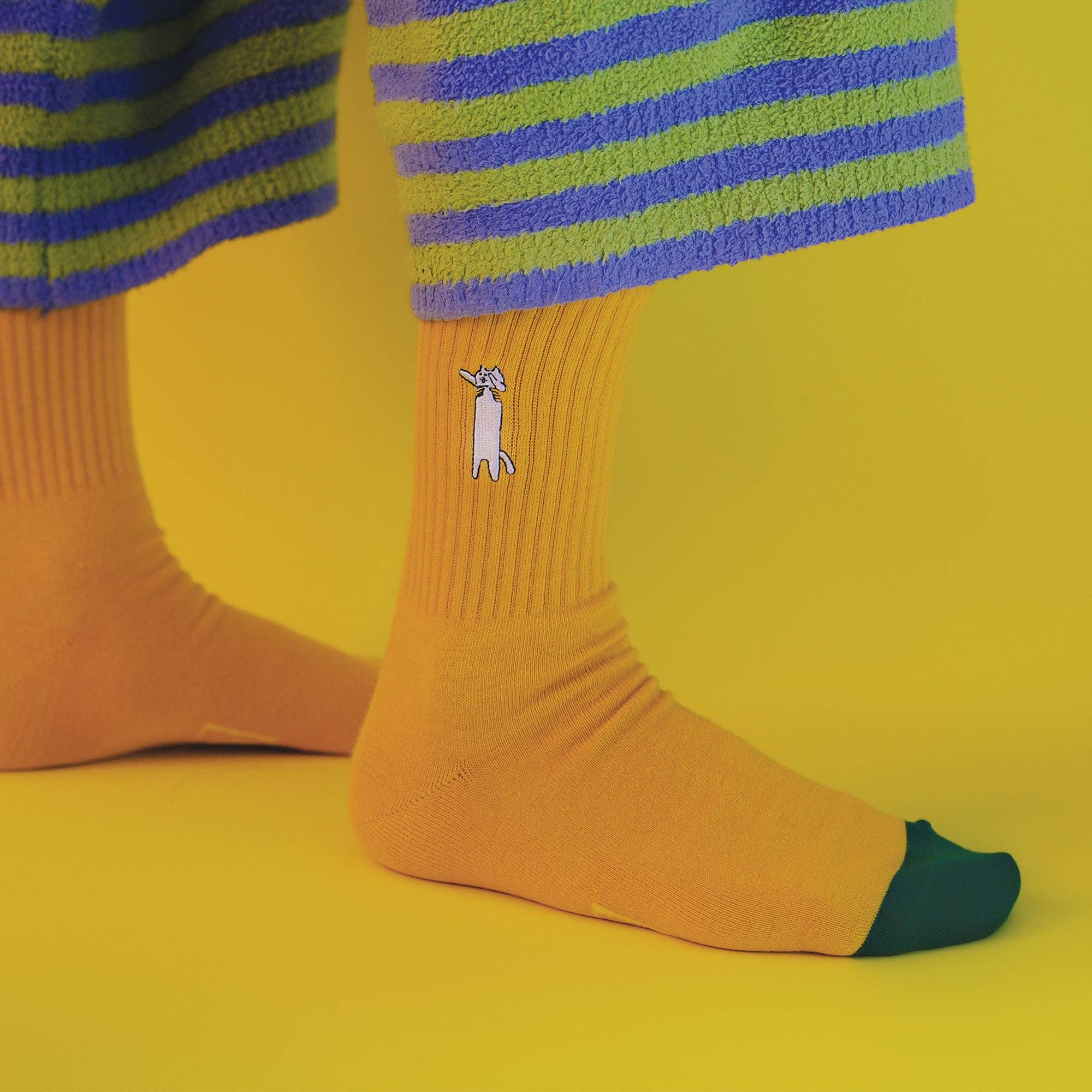 Bestickte Socken – Grumpy Cat von Offbeat