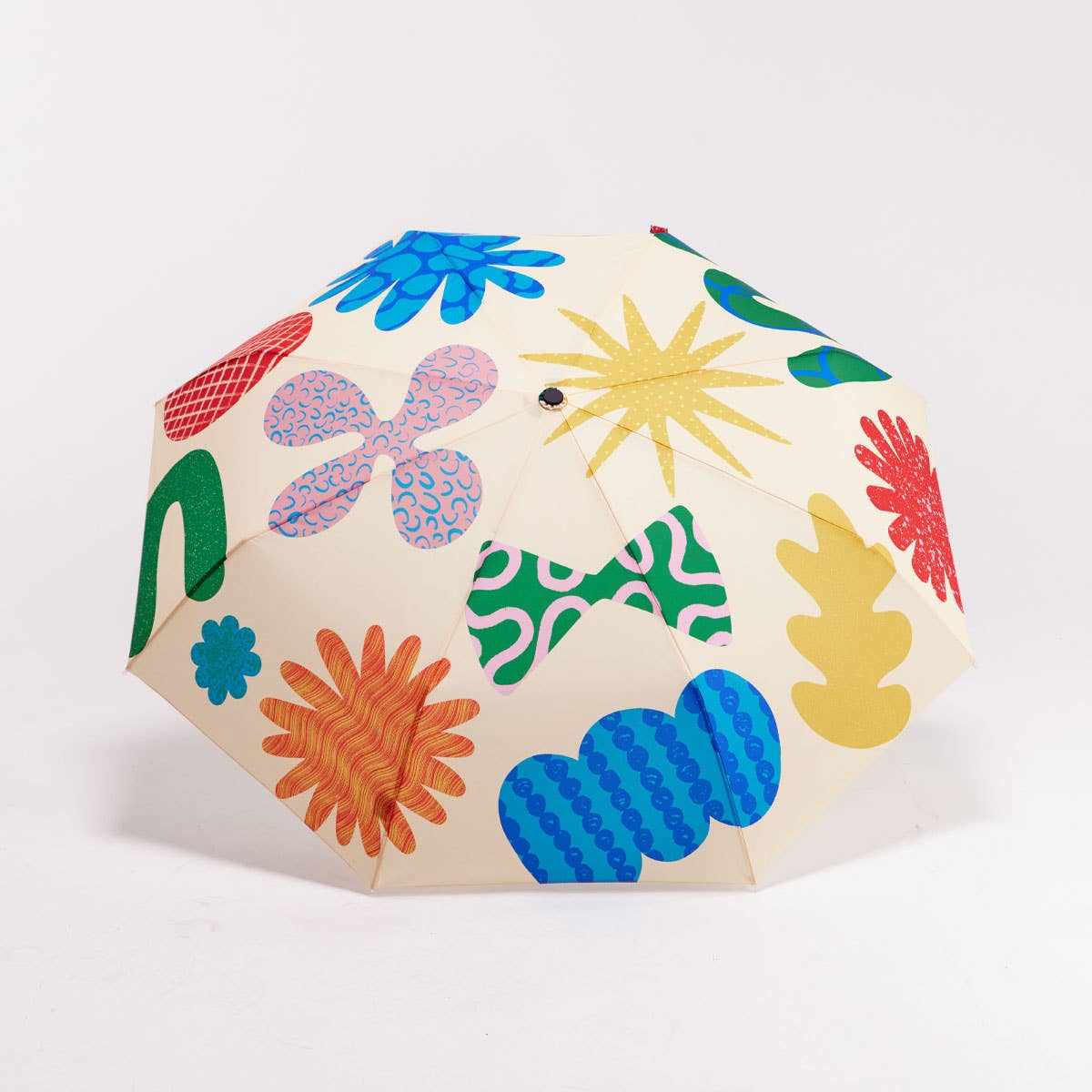 Duckhead Regenschirm Bloom – blauer Blumenprint Lifestyle getragen