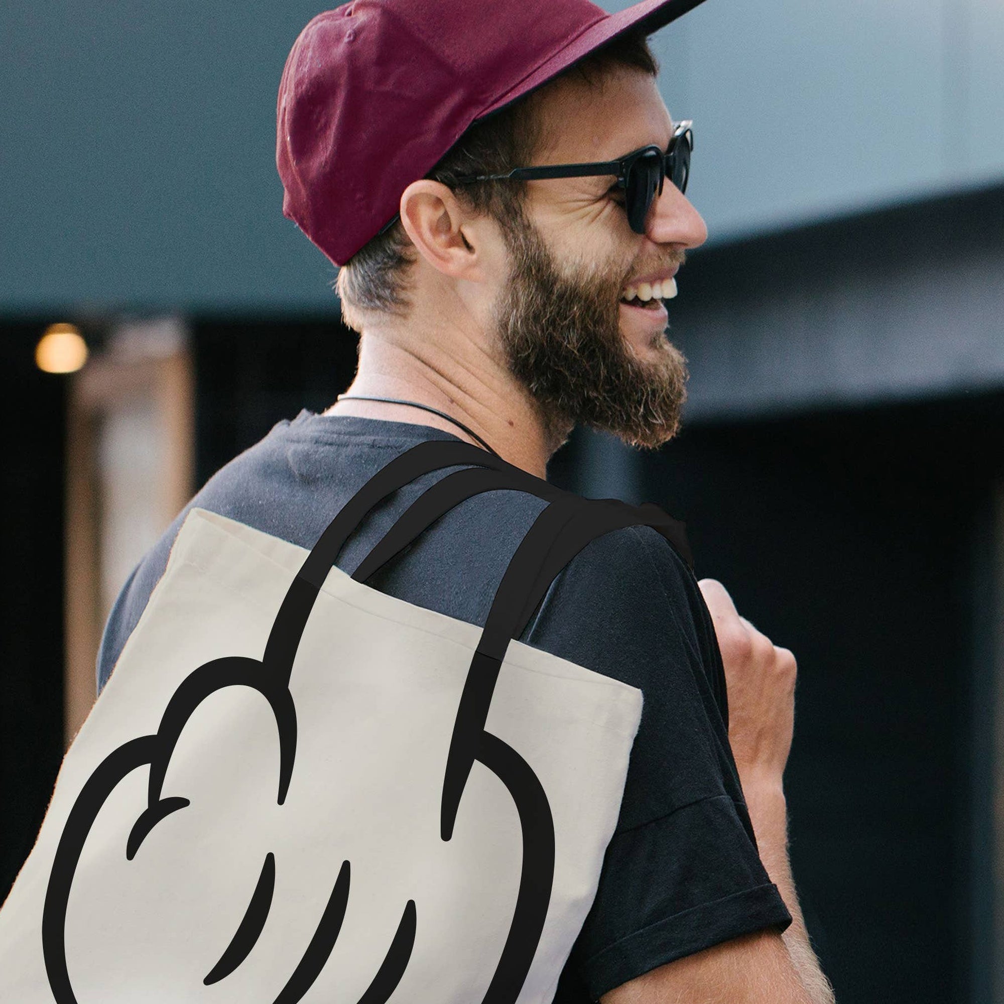 Shopper Fuck You – Planet Naughty, Mann trägt Bio-Baumwoll-Tasche mit Mittelfinger-Motiv