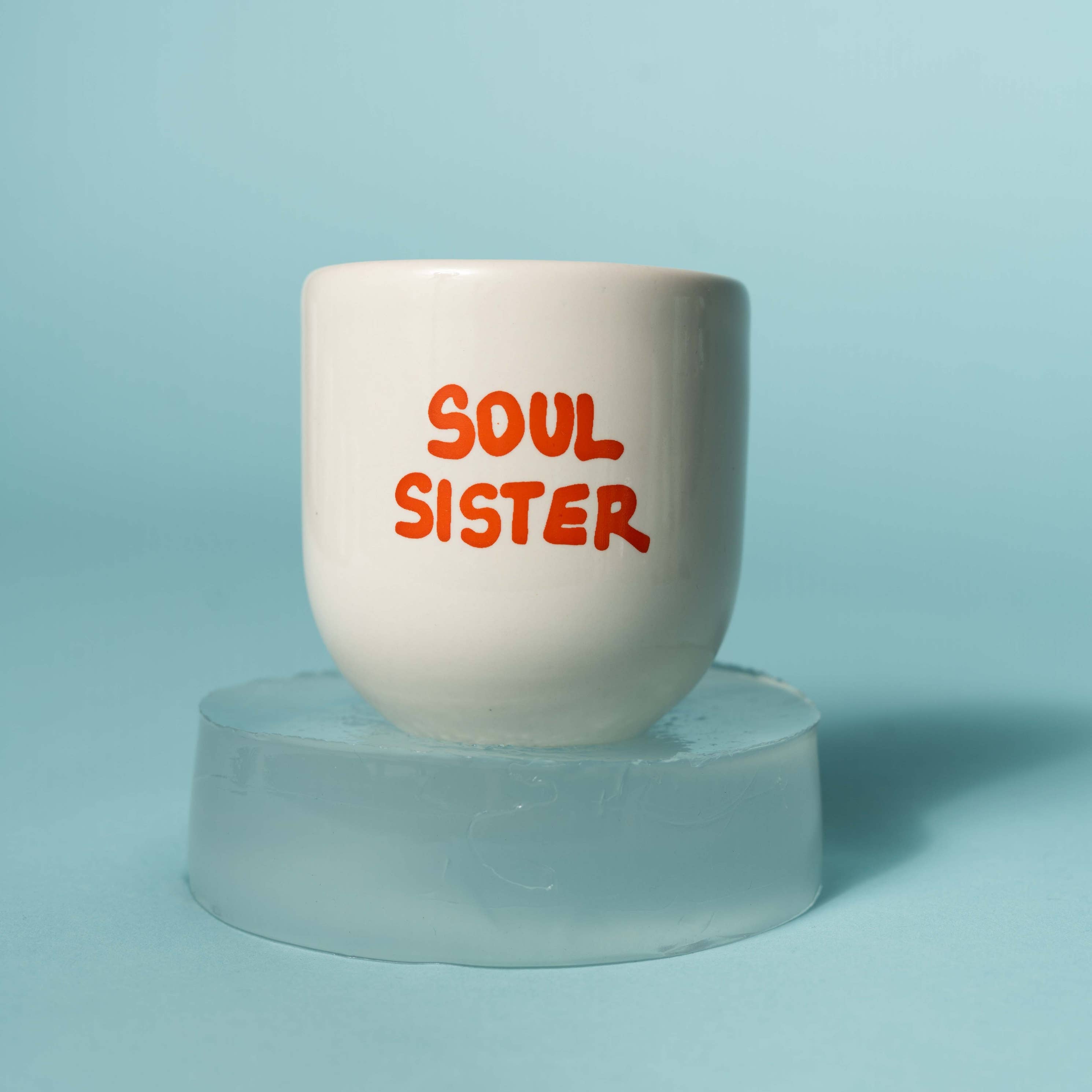 Becher Seelenschwester von Sisi house of style – weisse Keramik mit orangefarbenem Schriftzug