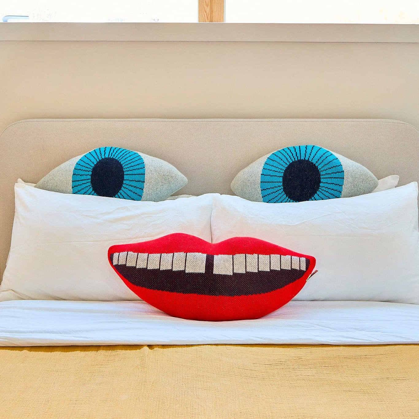 Laecheln-Kissen von Donna Wilson - Stimmungsbild Sofa Wohnzimmer Deko