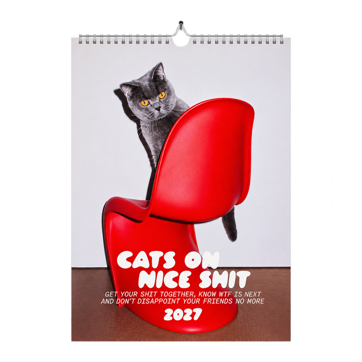 Wandkalender 2027 Cats on Nice Shit von Gina Draws – Cover mit grauer Katze auf rotem Designerstuhl, freigestellt