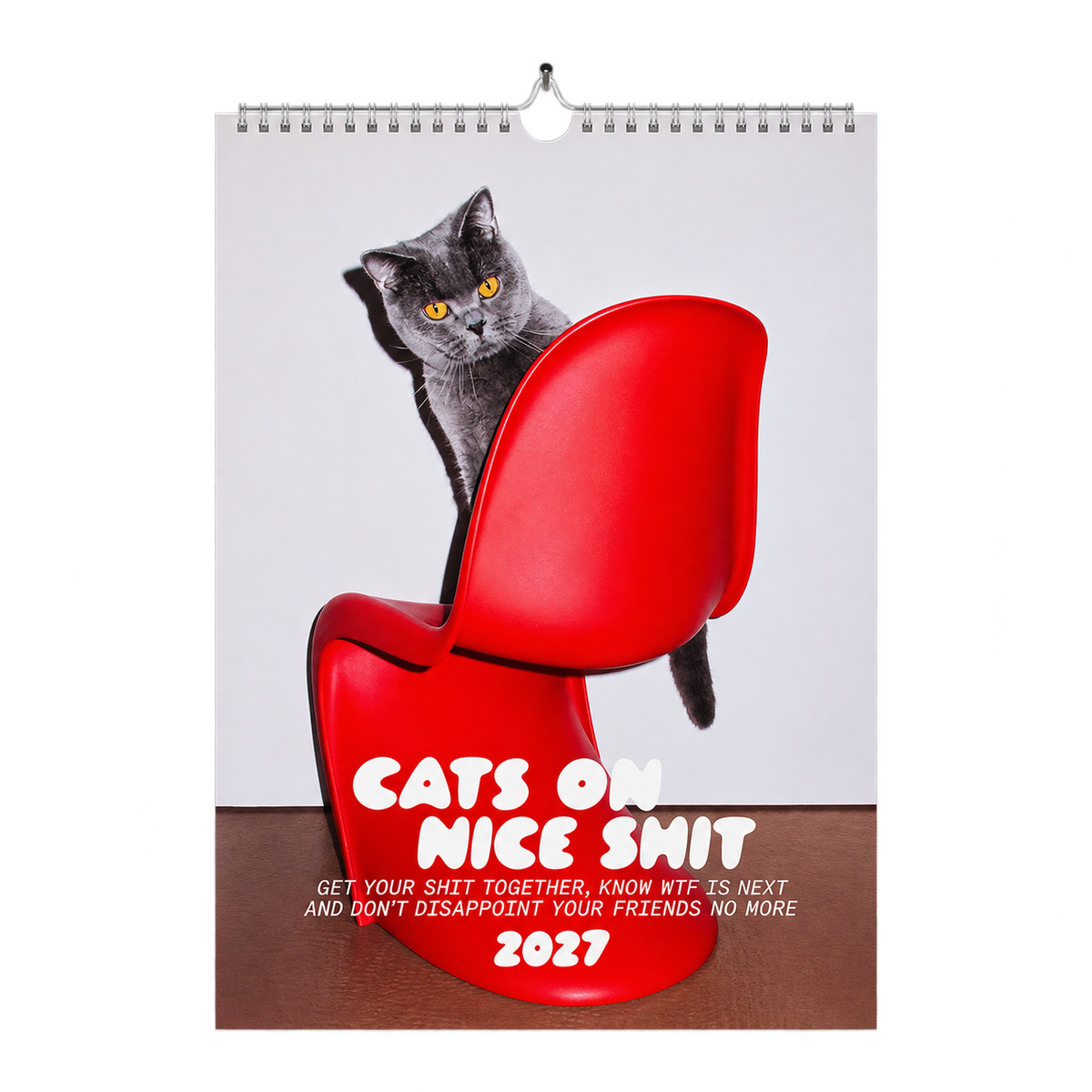 Wandkalender 2027 Cats on Nice Shit von Gina Draws – Cover mit grauer Katze auf rotem Designerstuhl, freigestellt