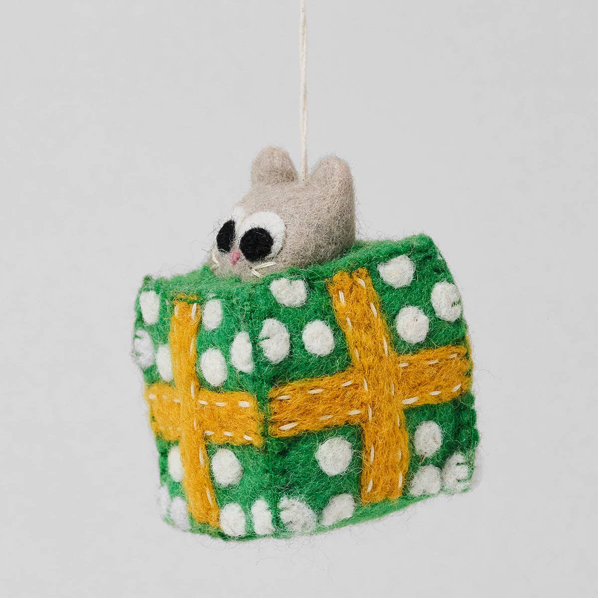 Wrap Roland Cat Filzanhänger – Katze im grünen Geschenk am Weihnachtsbaum