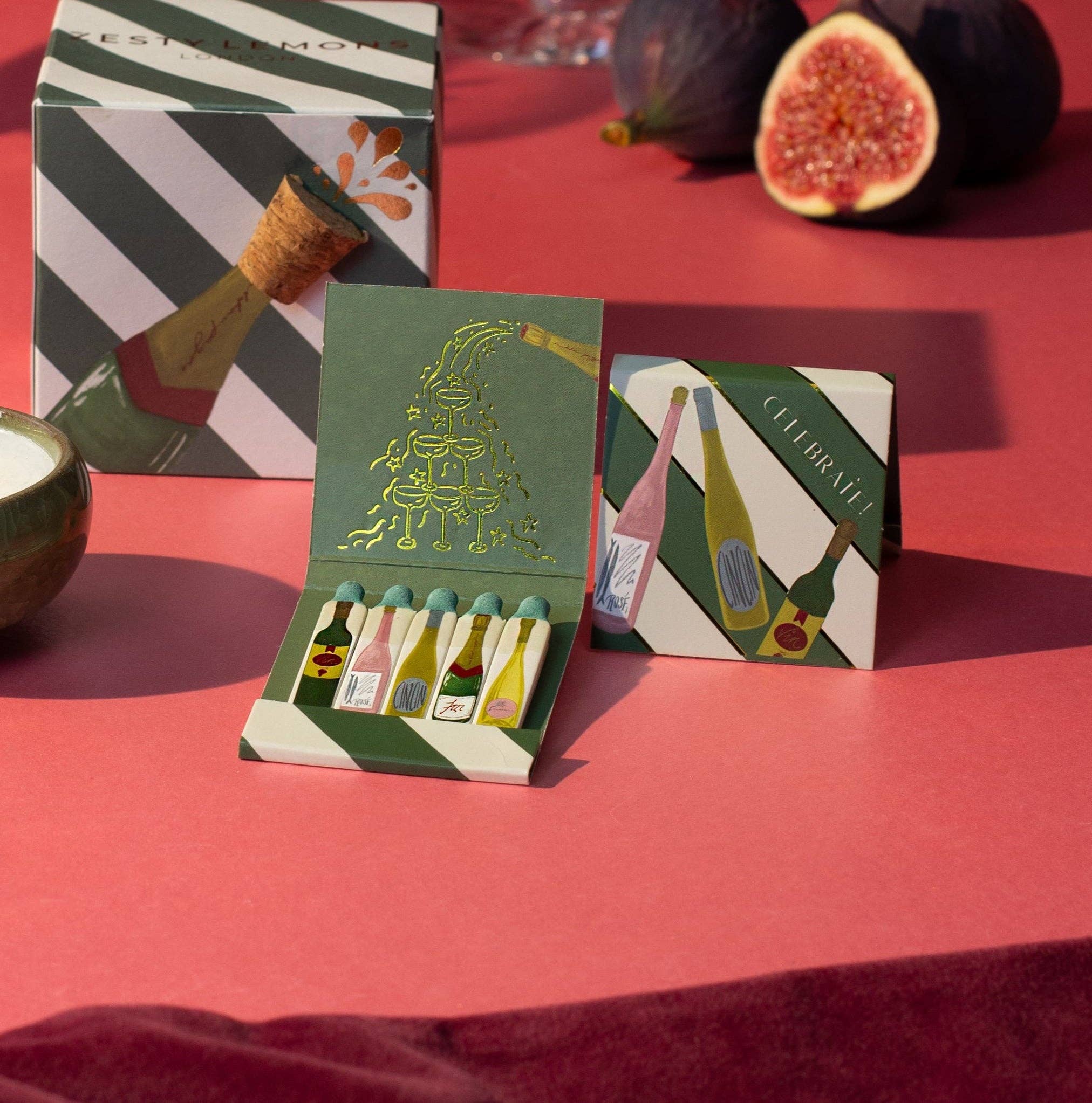 Matchbook Celebrate aufgeklappt – illustrierte Streichhölzer Detailansicht