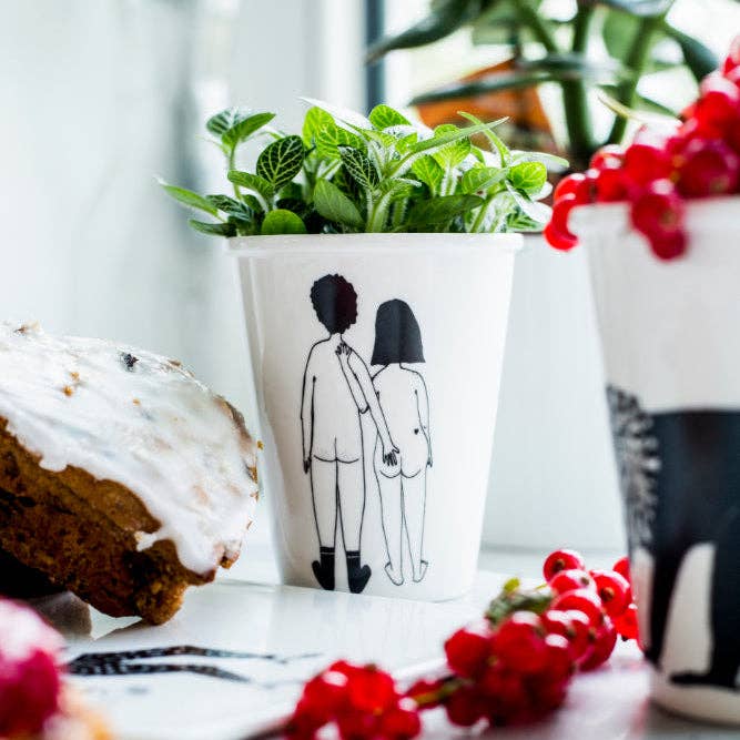Becher «Naked Couple» von helen b