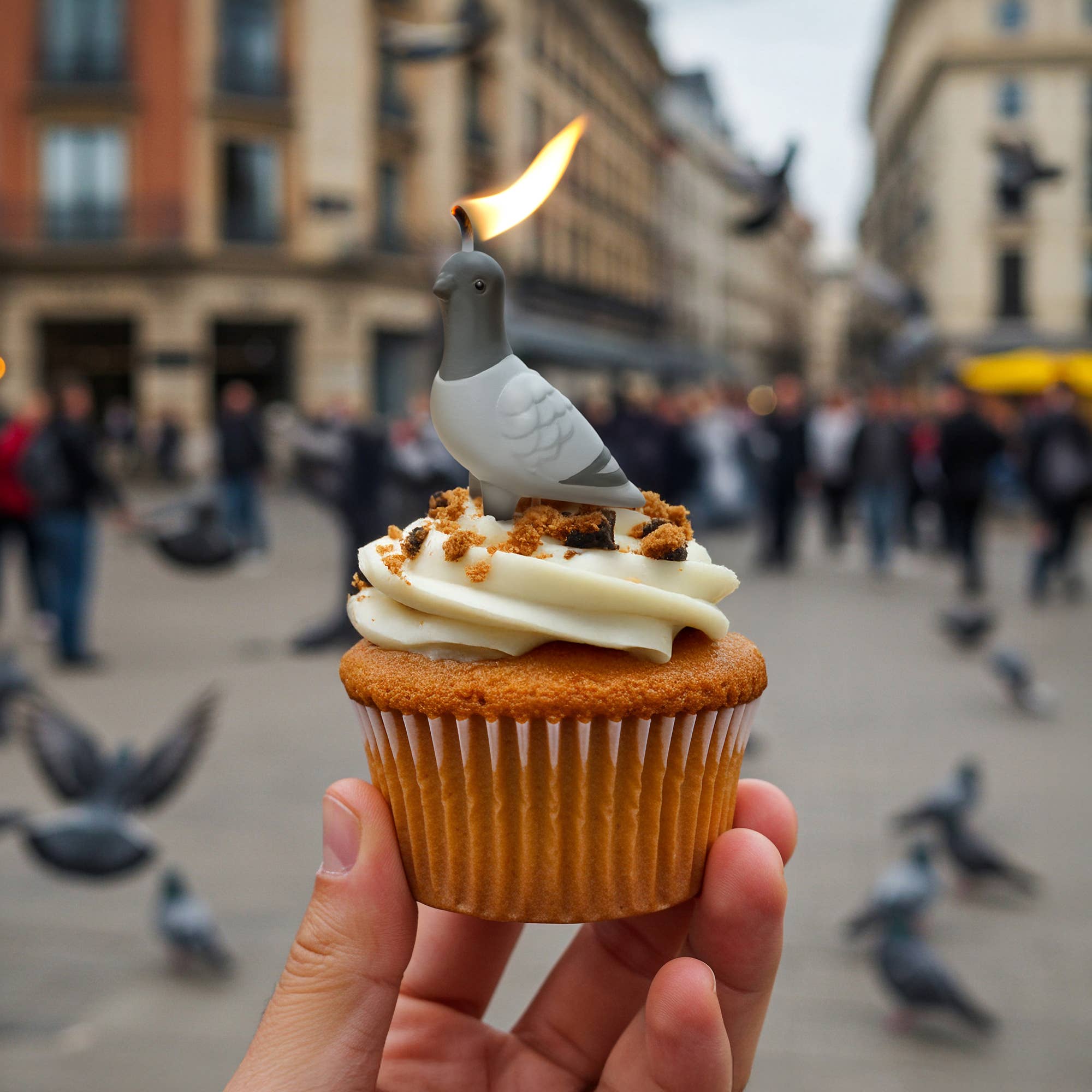 Taubenkerzen Fred Studio – Lifestyle auf Torte aufgesteckt