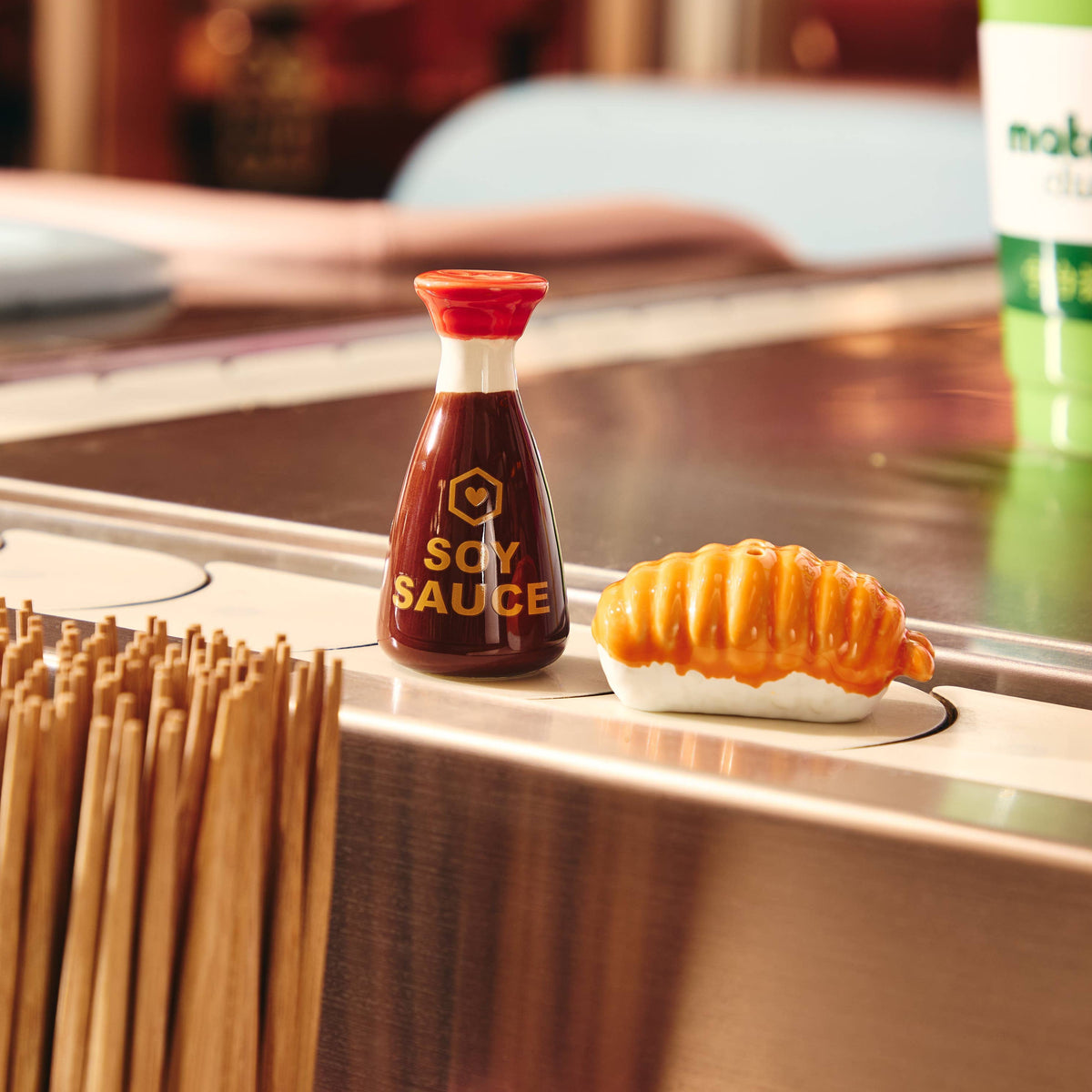 Fluid Market Soja-Sauce Streuer – Detailansicht schwarze und weisse Keramikflasche