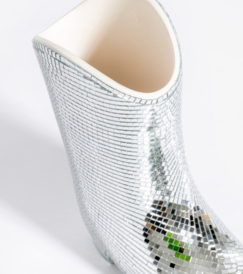 L'expressionist Santiago Disco Vase – Lifestyle mit Blumen gefüllt