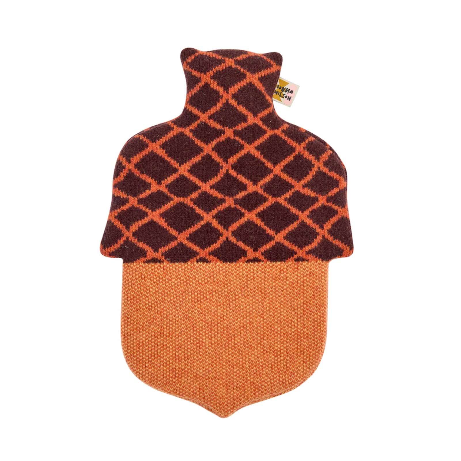 Bettflasche Acorn von Donna Wilson – handgestrickter Lammwoll-Bezug Eichel braun