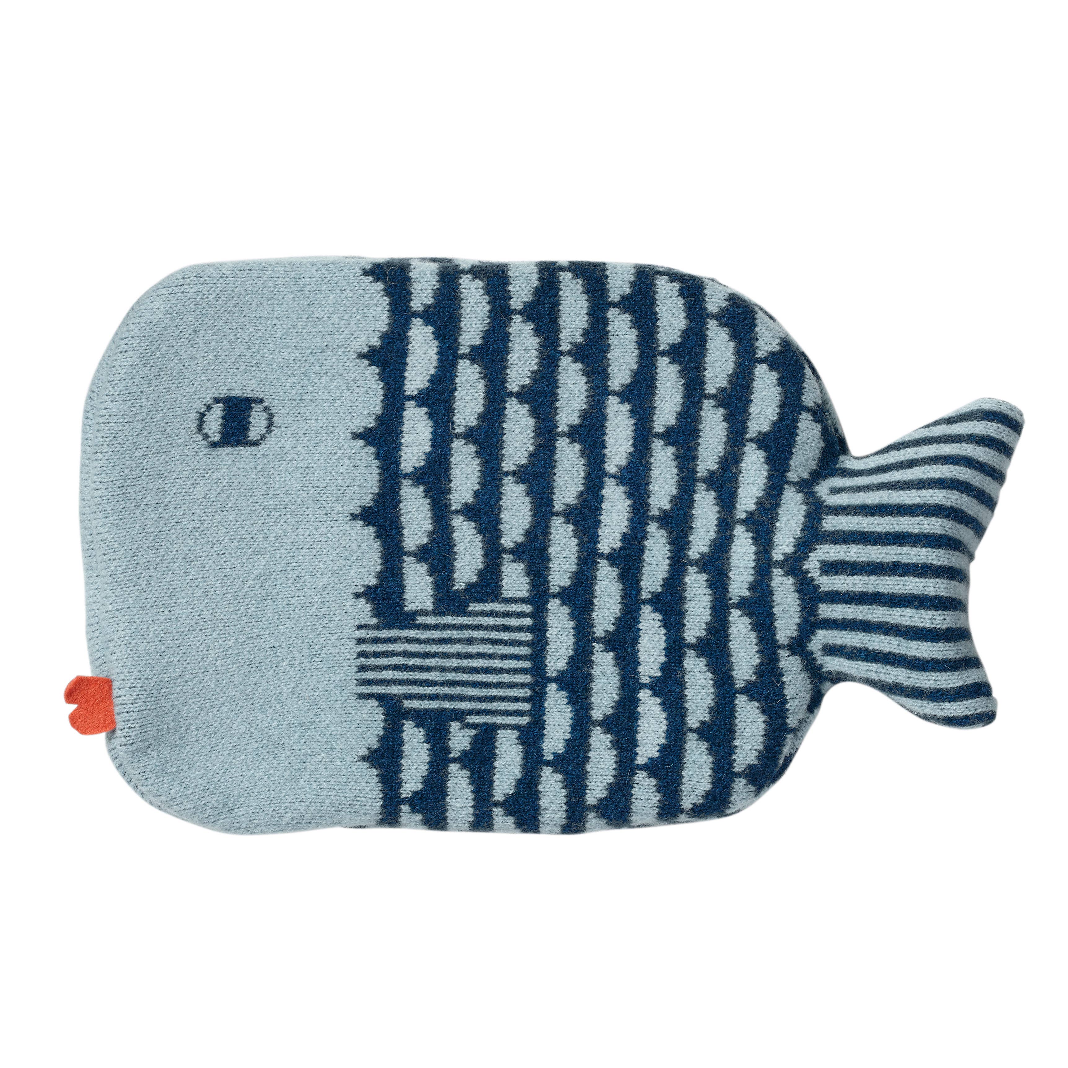 Bettflasche Finn Blau von Donna Wilson – gestrickter Lammwoll-Bezug Fisch blau