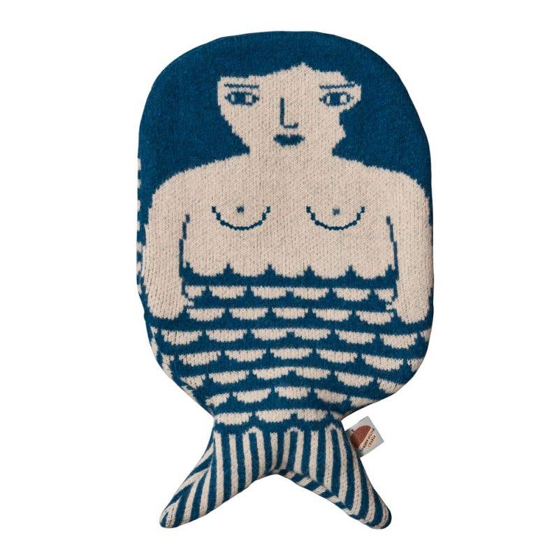 Bettflasche Mermaid von Donna Wilson – gestrickter Lammwoll-Bezug Meerjungfrau blau