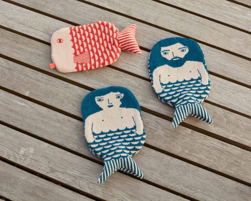 Donna Wilson Mermaid Bettflasche – Detailansicht gestrickter Bezug 100% Lammwolle