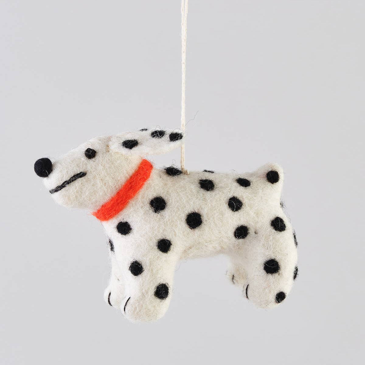 Wrap Eric Dog Filzanhänger – Hund am Weihnachtsbaum Detailansicht
