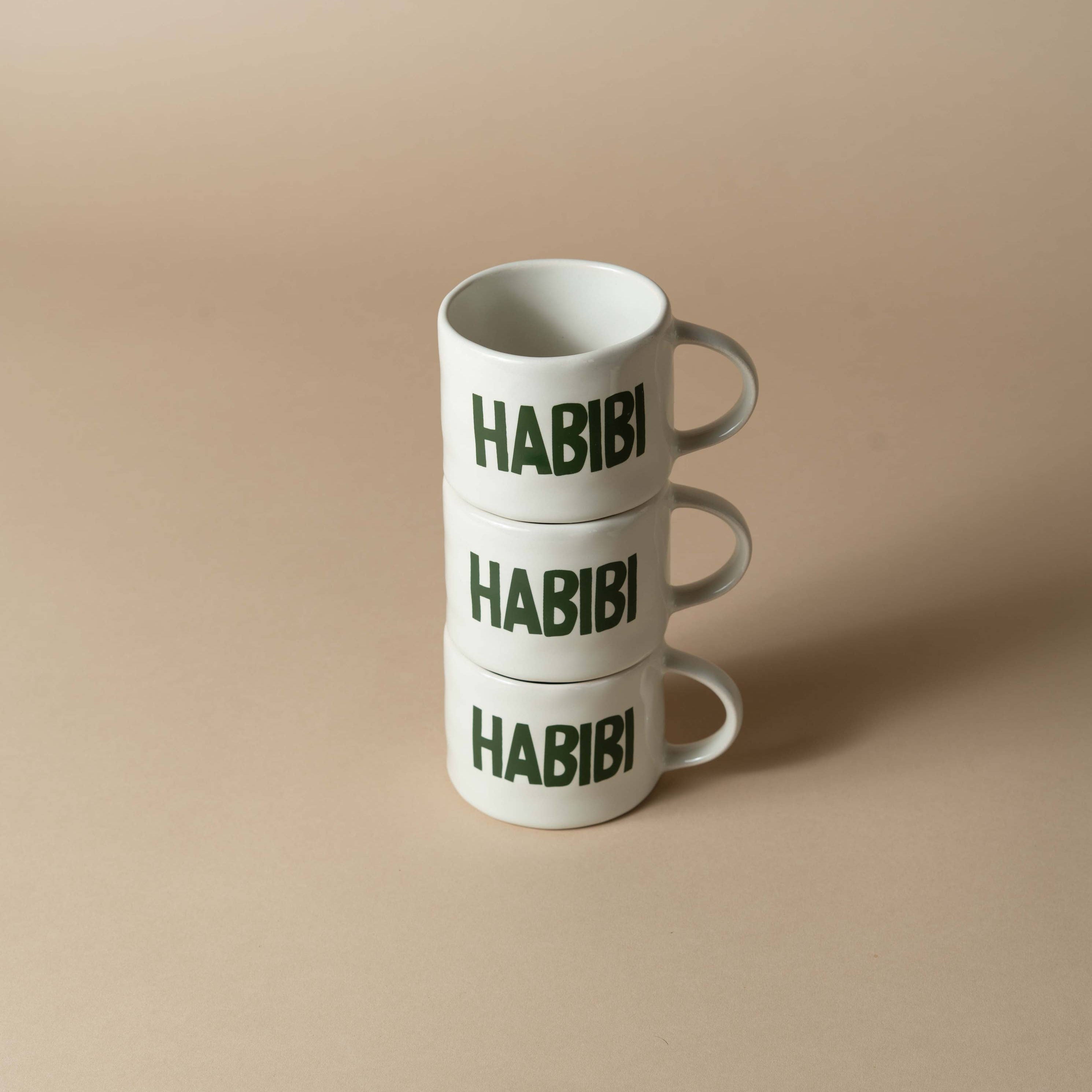 Sisi Habibi Tasse – Lifestyle auf Tisch mit Kaffee