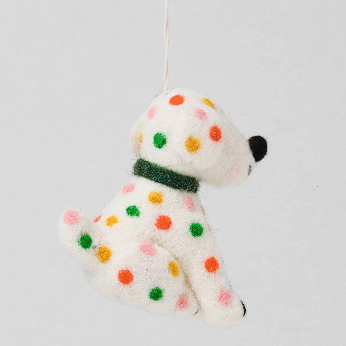 Wrap Chip Dog Filzanhänger – Hund am Weihnachtsbaum Detailansicht