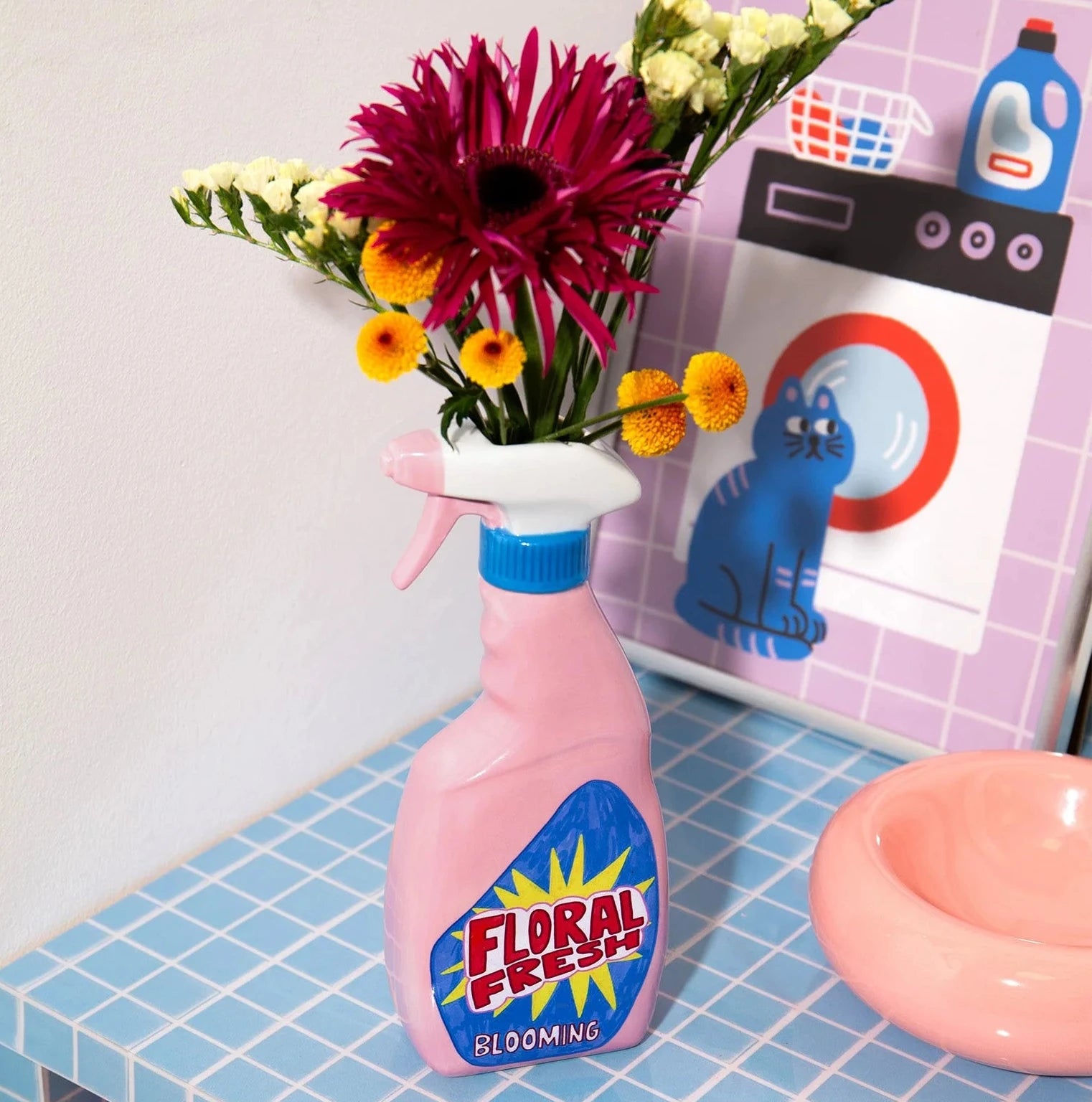 Freshup Vase DOIY Design – Lifestyle mit frischen Blumen auf Regal