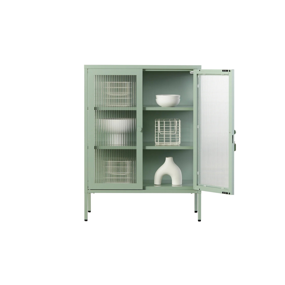 Schrank The Mixer von Mustard Made in Sage offen gestylt – Riffelglas Sideboard