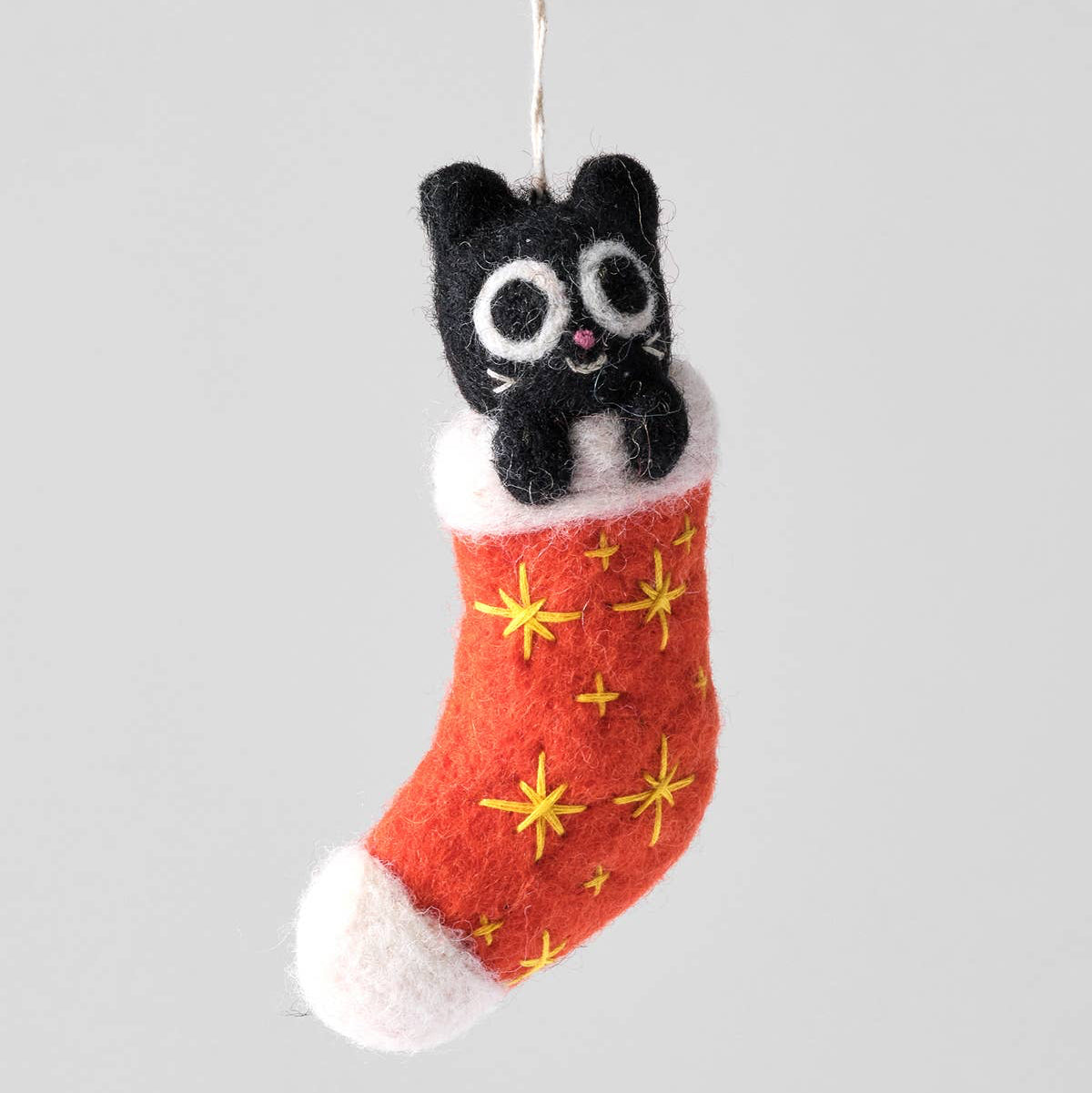 Wrap Viv Cat Filzanhänger – Katze im roten Strumpf am Weihnachtsbaum