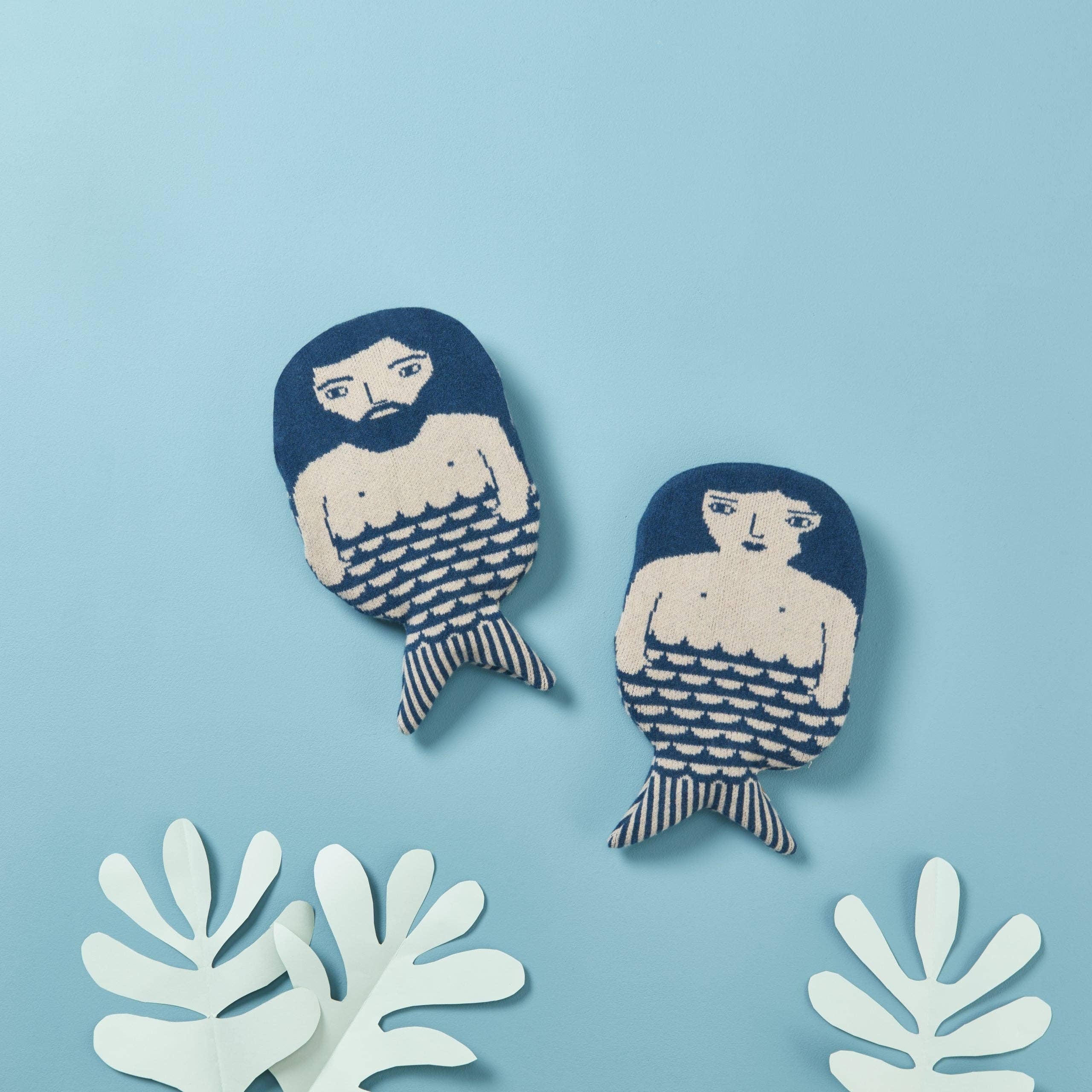 Donna Wilson Merman Bettflasche – Detailansicht Gesicht gestrickter Bezug