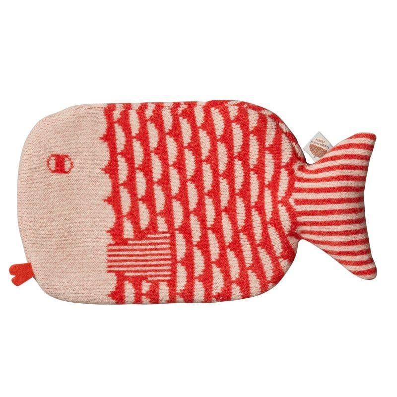 Bettflasche Finn Orange von Donna Wilson – gestrickter Lammwoll-Bezug Fisch orange