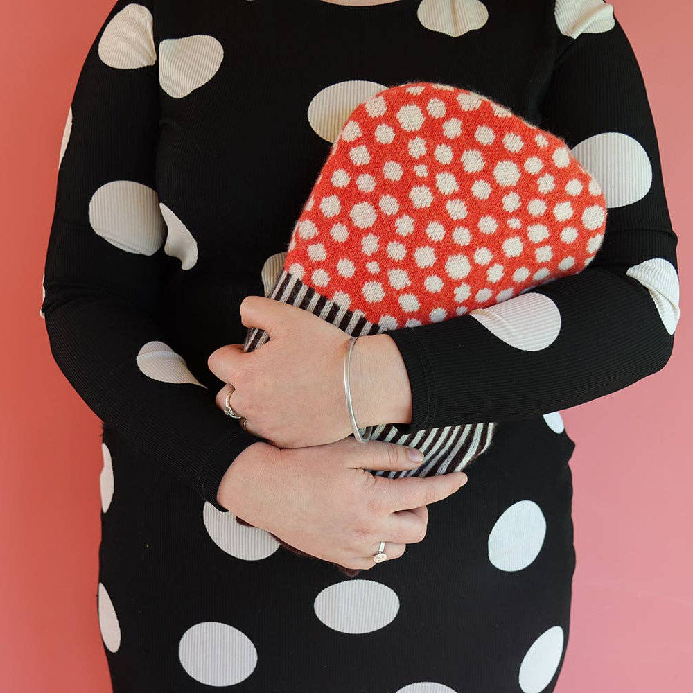 Donna Wilson Mushroom – Lifestyle auf Bett warm kuschelig