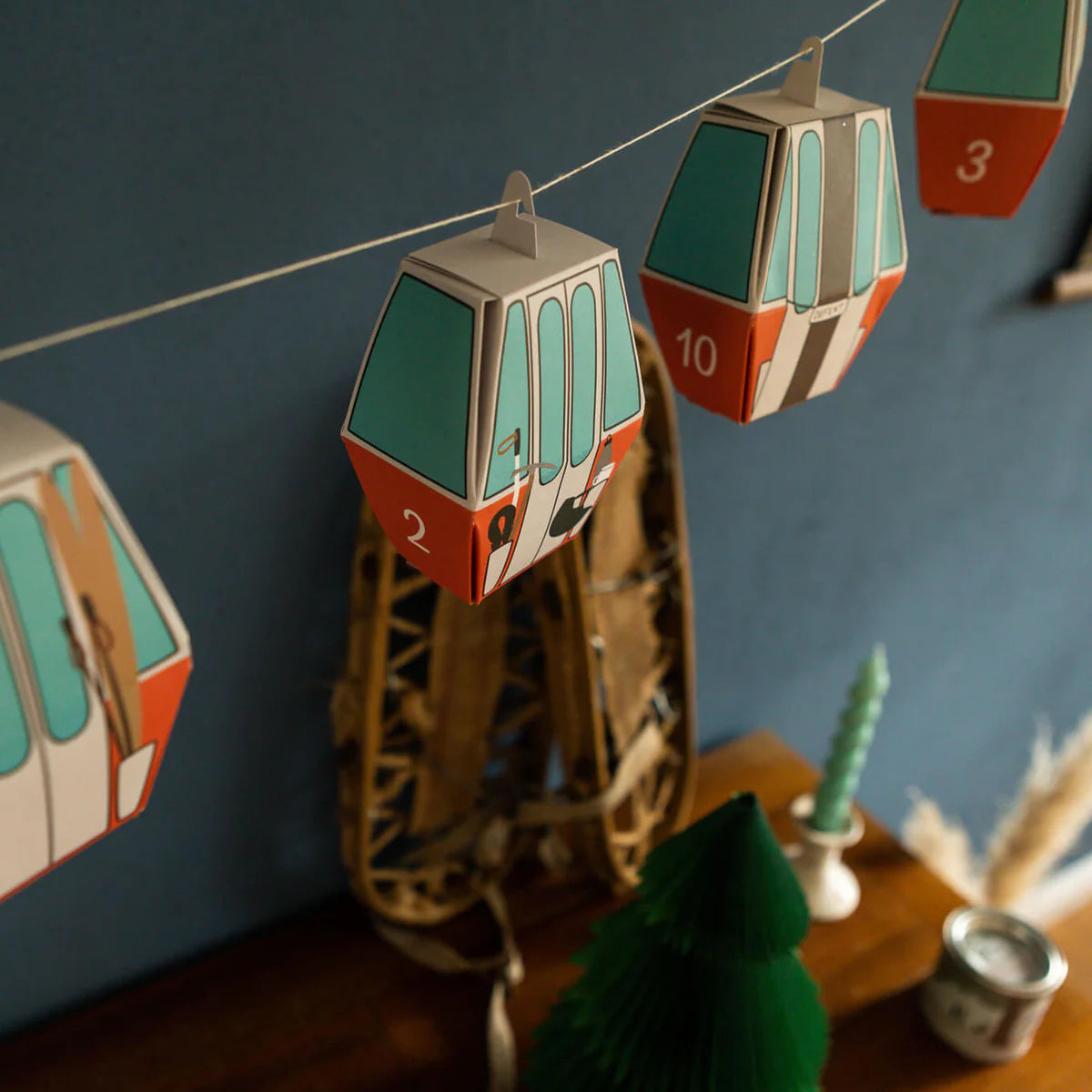 Roadtyping Adventskalender Gondel – Lifestyle auf Tisch, festliche Stimmung