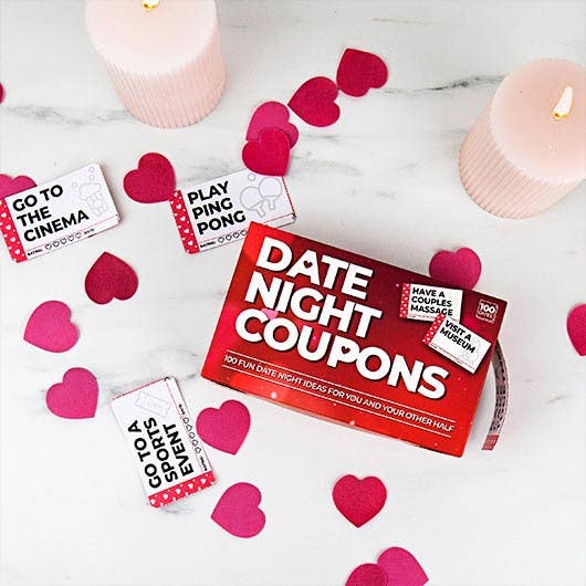 Date Night Gutscheine Gift Republic – Lifestyle Paar mit Karten