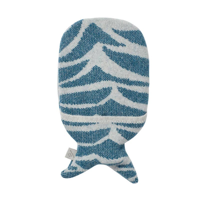 Donna Wilson Seal Bettflasche – Detailansicht gestrickter Bezug 100% Lammwolle