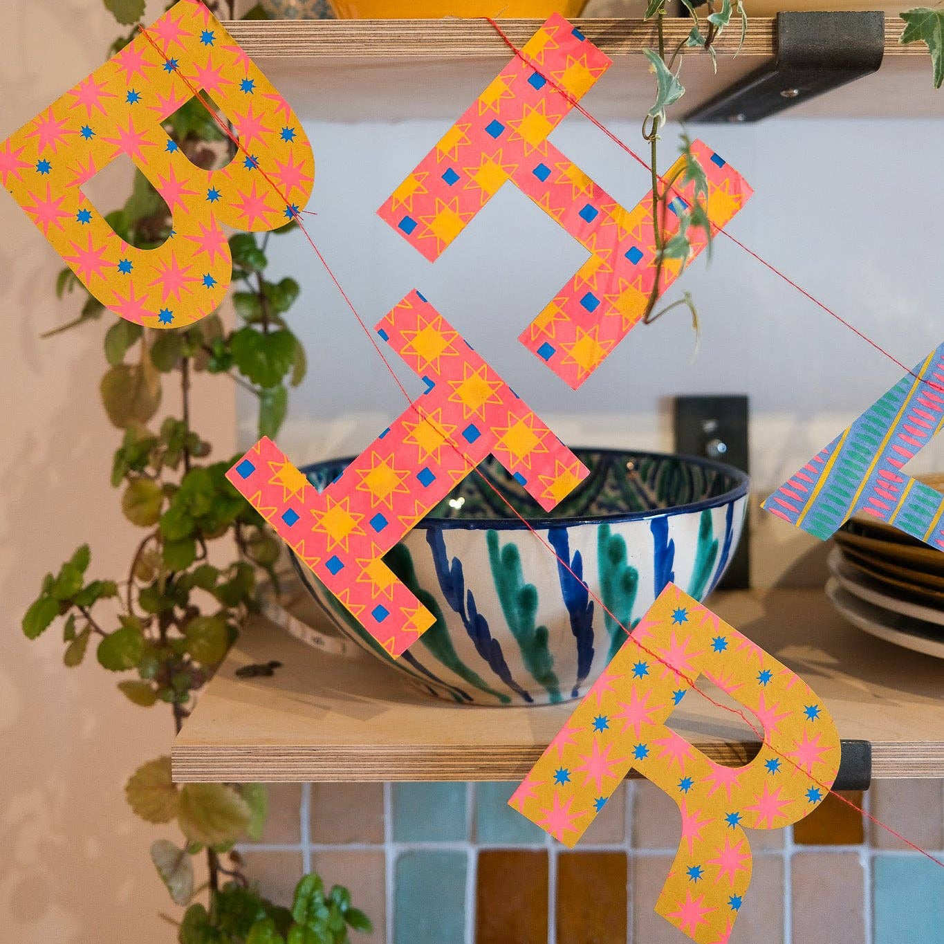 East End Press Geburtstagsgirlande – Nahaufnahme siebgedruckte Formen aus Recyclingpapier