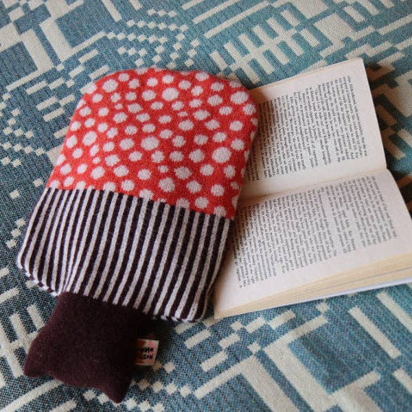 Mushroom Bettflasche Donna Wilson – seitliche Ansicht 100% Lammwolle