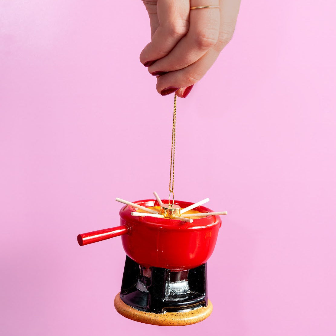 Yup in de boom Cheese Fondue Ornament – Detailansicht handgeblasenes Glasornament in Geschenkbox