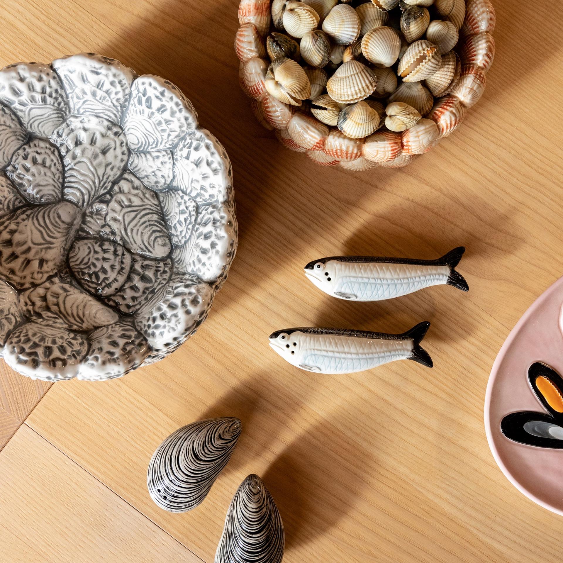 Salt & Pepper Sardine &klevering – Detailansicht Keramik-Sardinen auf Tisch