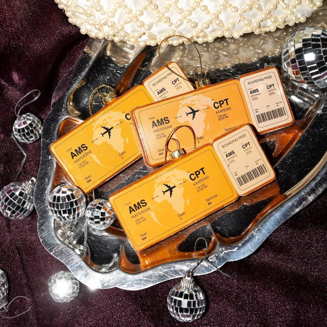 Yup in de boom Boarding Pass Kapstadt – Detailansicht oranges Glasornament in Geschenkbox