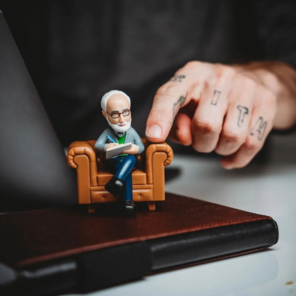 Schreibtisch Psychologe von Winkee – Detailansicht des Freud-Zitate-Knopfs
