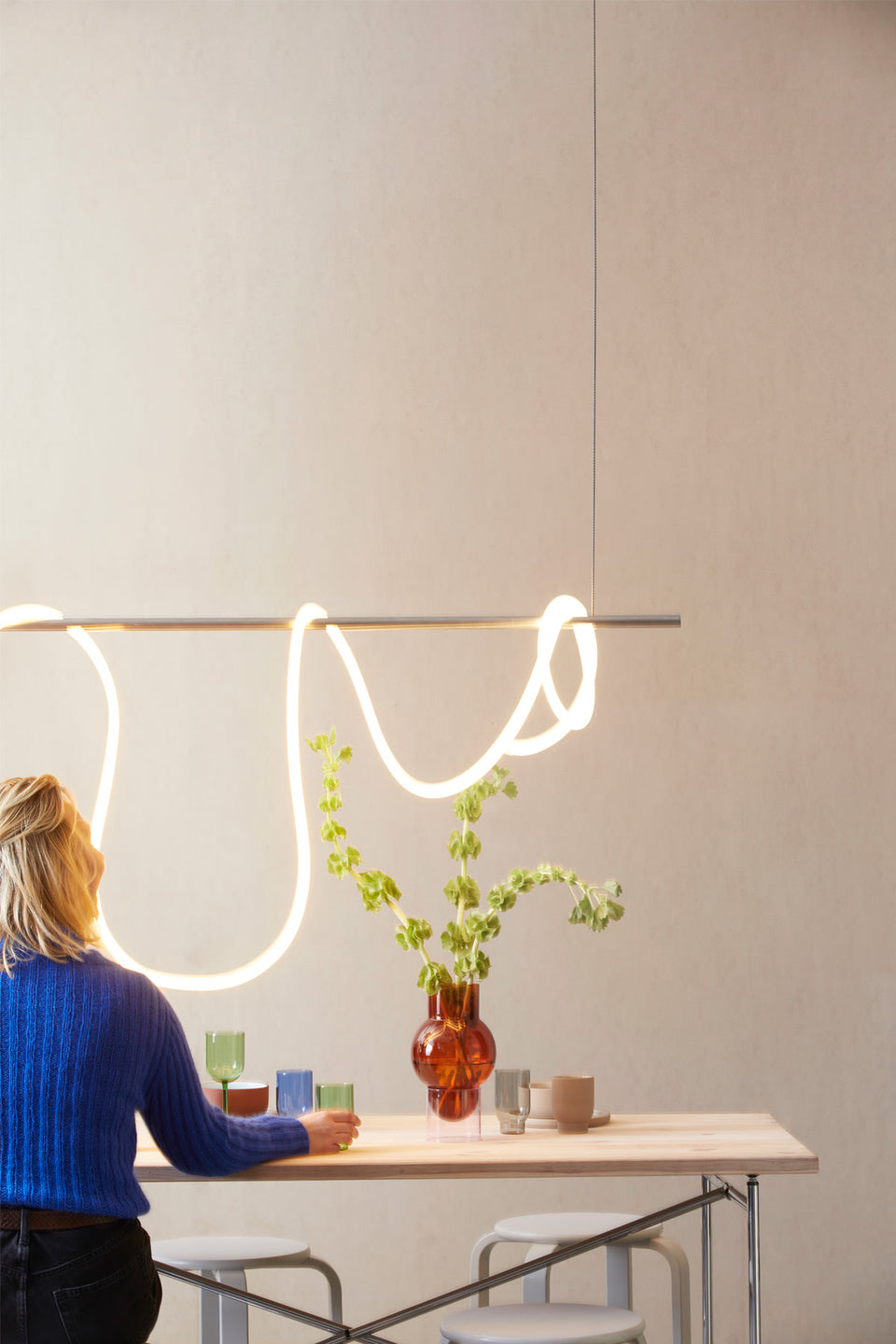 Flex Tube Studio About gelb – Lifestyle auf Schreibtisch gebogen