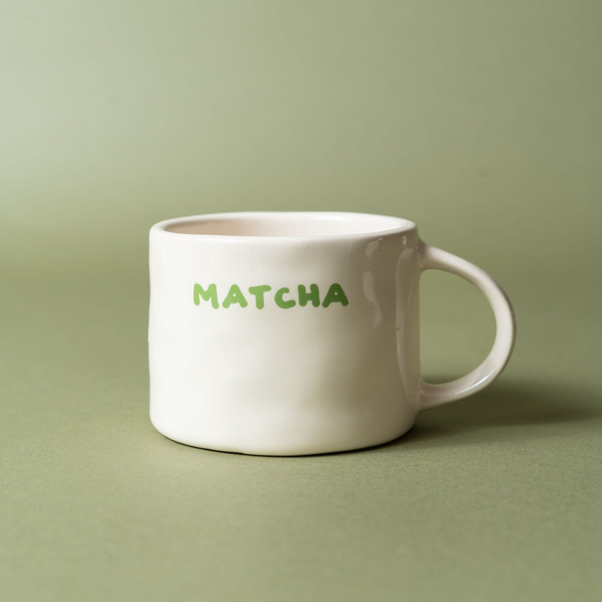 Matcha Tasse Sisi house of style – Lifestyle auf Tisch mit Matcha-Tee