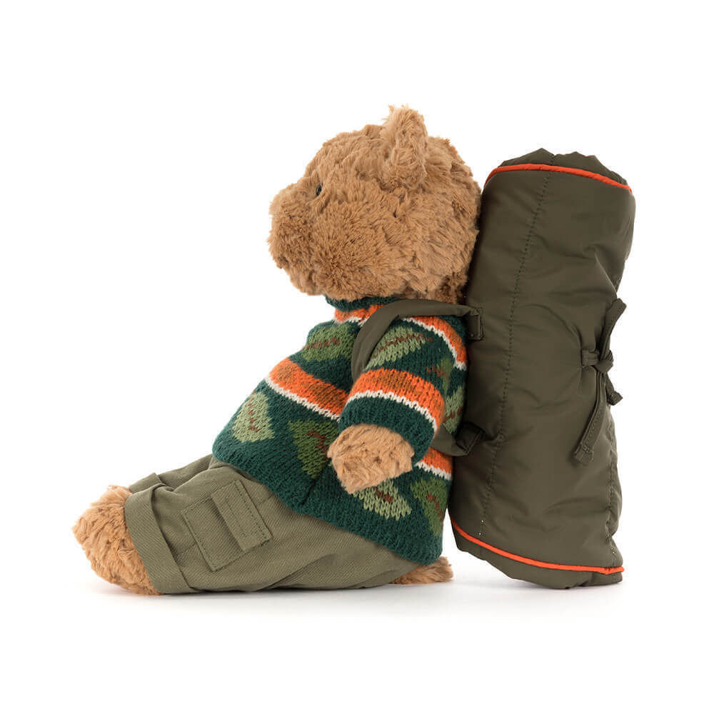 Bartholomew Bear Jellycat – Detailansicht Wanderoutfit und Schlafsack-Rucksack
