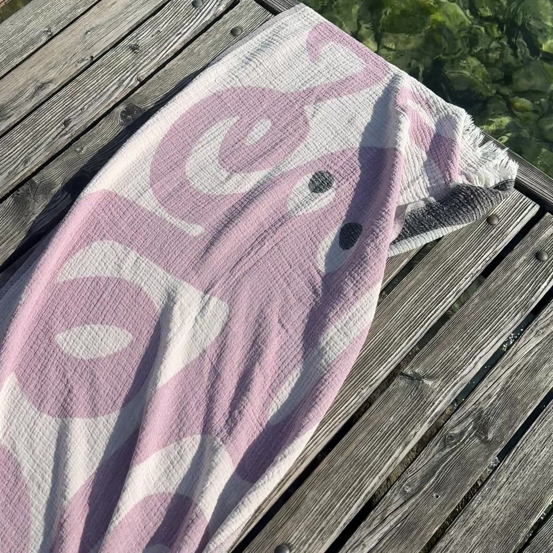 Atelier Agave Octopus Badetuch Rosa – leichtes Musselin-Tuch für Badi See und Strand
