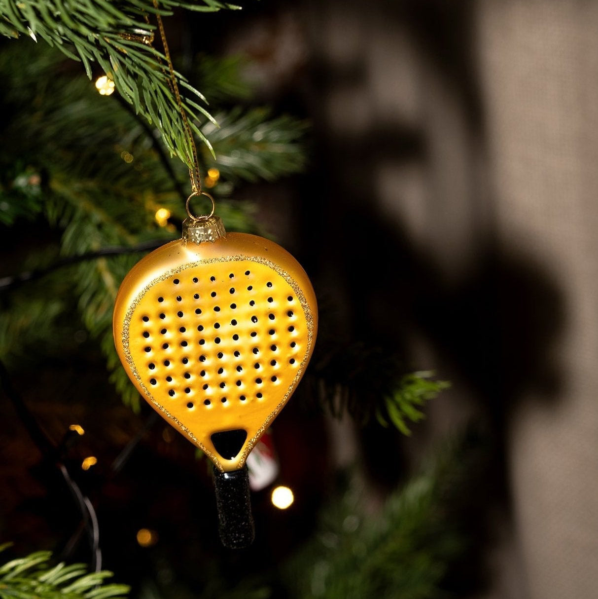 Yup in de boom Padel-Racket Gold – Detailansicht Glasornament gold-schwarz in Geschenkbox