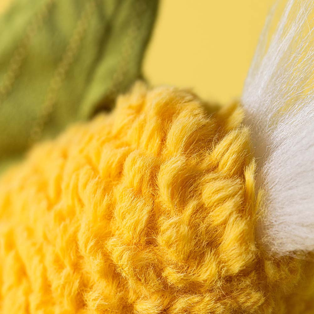 Amuseables Sweetcorn Jellycat – Lifestyle auf weissem Hintergrund
