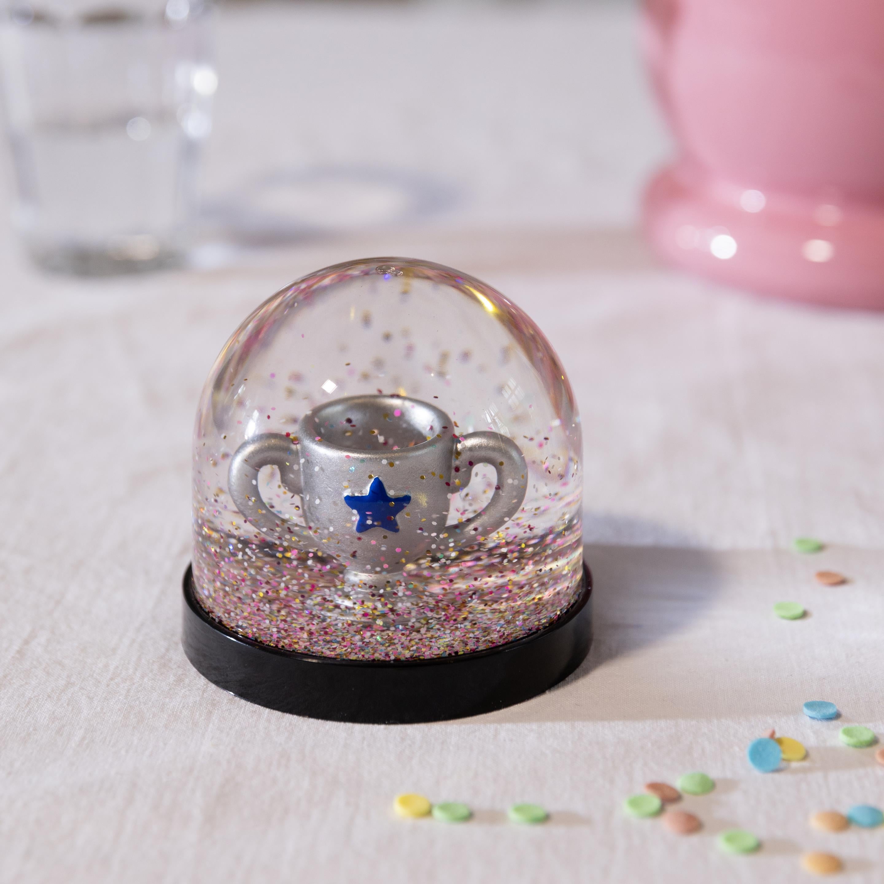 Wonderball Trophy &klevering – Detailansicht Schneekugel mit Pokal